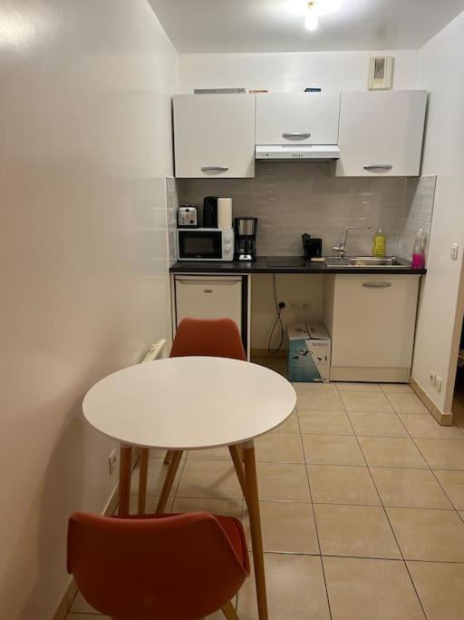 Studio A 2 Pas Du Metro Clichy Buitenkant foto